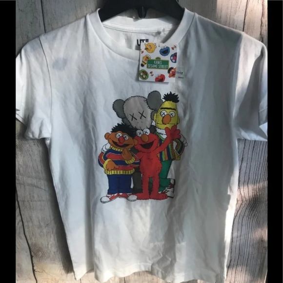 KAWS X Uniqlo X Sesame Street Tee Size 11-12 Kids - Picture 4 of 7